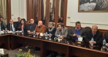 اجتماع الهيئة العليا للوفد برئاسة أبو شقة لمناقشة أزمة جريدة الحزب.. صور