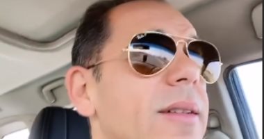 رامى إمام يغنى "يا أغلى اسم فى الوجود" فى سيارته.. شوف قدمها إزاى