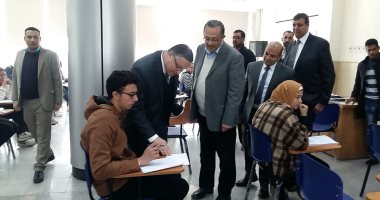 صور.. رئيس جامعة بنها يتفقد الامتحانات ومنشآت فرع الجامعة فى العبور