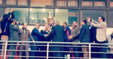 صور.. محافظ القليوبية يسلم لاعبى مركز شباب بهادة كأس دورى مراكز الشباب