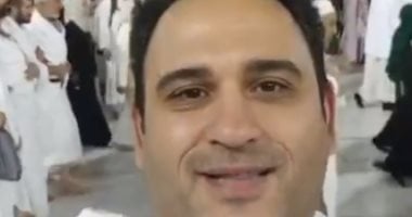 أكرم حسنى من أمام الكعبة المشرفة: دعيت لكل حبايبى.. فيديو