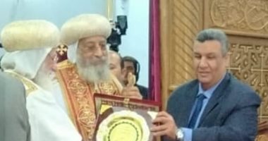 البابا يزور شعب الكنيسة بطهطا ووكيل "خطة البرلمان" يقدم له درعا تذكاريا