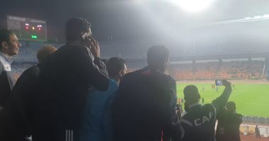 صور .. طبيب الأهلي يجتمع بفايلر ..وحكام "الفار" يهتفون لعاشور