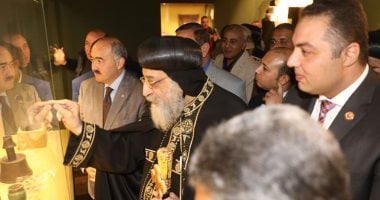 البابا تواضروس الثانى يزور متحف سوهاج القومى ويشيد بمحتوياته الأثرية.. صور