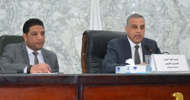 صور.. محافظ سوهاج يعقد اللقاء الجماهيري الثاني لبحث شكاوى المواطنين