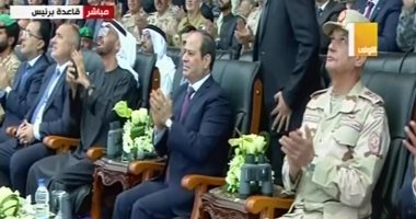 محمد بن زايد يلتقط بهاتفه صورة لطائرات حربية ترسم علم مصر بافتتاح قاعدة برنيس 