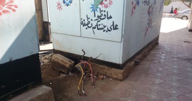 سيبها علينا.. كابلات كهرباء تخرج من "كشك" بمجمع مدارس مدينة العمال بقنا.. صور