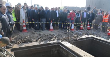 كسر ماسورة الصرف الصحى الرئيسية بالصف ومحافظ الجيزة ومدير الأمن يتابعان الإصلاحات