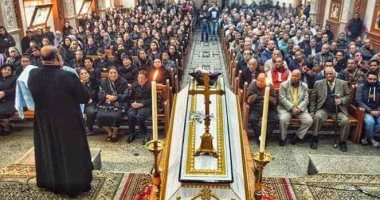 المنيا تتشح بالسواد فى وداع شهداء ميكروباص أطباء التكليف.. ونائب سمالوط يقدم طلب إحاطة بسبب الحادث.. والطبيبة المتخلفة عن السفر: ظروف خاصة منعتنى فى اللحظات الأخيرة