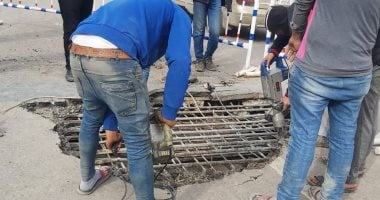 لجنة هندسية متخصصة تعاين موقع الهبوط الأرضى بكوبرى محرم بك.. صور