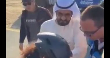 مشهد أبوى.. محمد بن راشد يسارع لمساعدة فتاة سقطت من دراجتها.. اعرف القصة