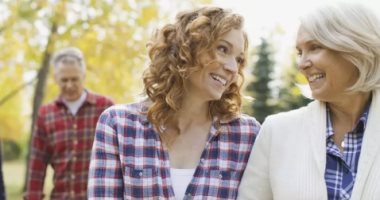 6 خطوات تكسبى بيها قلب حماتك.. اتكلمى كويس عن ابنها واشتريلها هدايا كتير