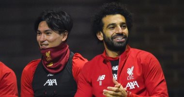 محمد صلاح يهنئ زميله فى ليفربول تاكومى مينامينو بعيد ميلاده بصورة من التدريبات