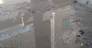 "سيبها علينا".. شكوى من كسر فى ماسورة مياه بشارع الصهاريج بالبساتين  