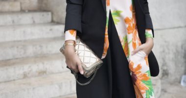 ألوان حقائب يد بتليق على كل الهدوم.. الذهبى والفضى أبرزها