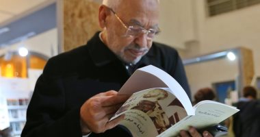 راشد الغنوشى.. زعيم الإخوان فى تونس يتصفح كتابا يفضح جرائمه الإرهابية