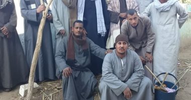 أهالى إسنا يواصلون تنظيف المقابر ويزيلون أعمال سحرية (صور)