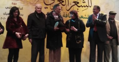 حكاية صورة.. تكريم رفعت سلام فى ملتقى الشعر العربى وقاسم حداد يقبل رأسه