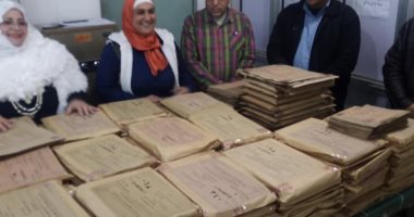 صور.. وكيلة تعليم كفر الشيخ تشرف على تسليم أسئلة الشهادة الإعدادية ليلاً
