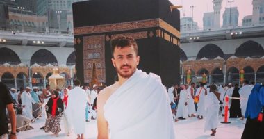 محمود الونش ينشر صورة أثناء أدائه مناسك العمرة من أمام الكعبة