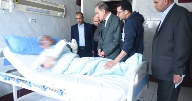 صور .. محافظ كفر الشيخ يزور مصابى حريق منزل إبشان بالمستشفى العام ويتفقد الموقف العمومي