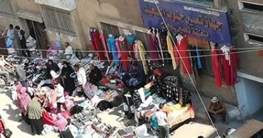 صور.. الباعة الجائلون يحاصرون جهاز تعمير جنوب الصعيد بمدينة ناصر فى سوهاج
