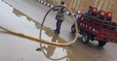 الزقازيق تدفع بسيارات كسح لرفع تراكمات مياه الأمطار من مداخل المدينة 
