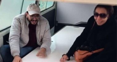 شاهد دموع حسام داغر فى جنازة والدته