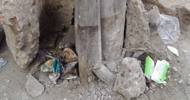 قارئ يستغيث لإزالة أعمدة الإنارة المتهالكة بالمنيا حتى لا تسقط على المارة