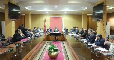 محافظ كفر الشيخ يستعرض معوقات مشروعات الصرف والأبنية التعليمية مع النواب