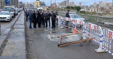 صور.. إعادة تشغيل الحارة المتوقفة بكوبرى محرم بك بعد الإصلاح
