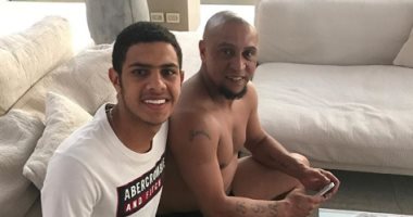 نجل شوبير برفقة روبرتو كارلوس بعد عرض أبويل نيقوسيا القبرصي