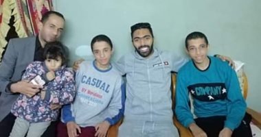 صور.. "أحمد وحسام" قصة عزيمة وإصرار وقدوة.. شقيقان من ذوى الاحتياجات الخاصة لم يستسلما وأصرا على استكمال مشوار الجامعة.. ووالدتهما تطلب وسيلة مواصلات تنقلهما.. وكابتن حسين الشحات يلبى طلبهما ويزورهما