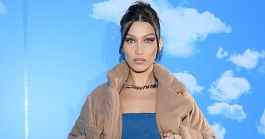 بيلا حديد بإطلالة راقية ومثيرة في عرض أزياء الرجال "Louis Vuitton" بباريس