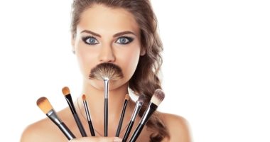 اعرف كتالوج مكياج امرأة الدلو.. من أحمر الشفاه الزهرى للآيشادو الأزرق