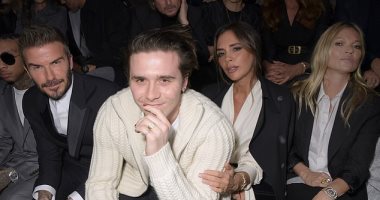 بيكهام وفيكتوريا وابنهما يستمتعون بحضور عرض أزياء Dior فى باريس.. فيديو وصور