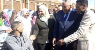 صور.. وزيرة التضامن تتفقد معرض دعم الحالات الأولى بالرعاية فى الوادى الجديد