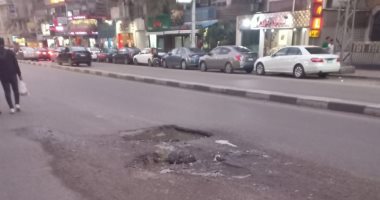 سيبها علينا.. قارئ يطالب برصف حفرتين بشارع عثمان بن عفان فى مصر الجديدة