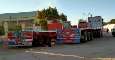 سيبها علينا.. أهالى قرية الحلة بقوص فى قنا يشكون انتظار الشاحنات بالطرق