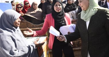 وزيرة التضامن تسلم قروض مشروعات صغيرة ومتناهية الصغر بالوادى الجديد.. صور