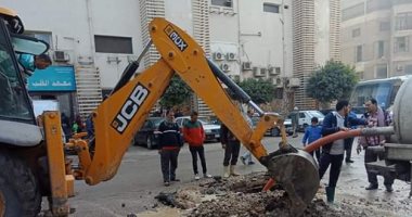 الانتهاء من إصلاح كسر ماسورة مياه أمام معهد القلب بالعجوزة.. صور