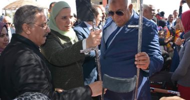 صور.. وزيرة التضامن تشهد توزيع أجهزة عرائس وكراسى متحركة بالوادى الجديد 