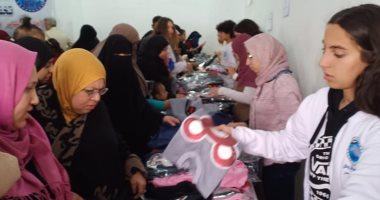 صور.. مستقبل وطن ينظم معرضا مخفضا لملابس الأطفال بالسويس ضمن "حياة كريمة"