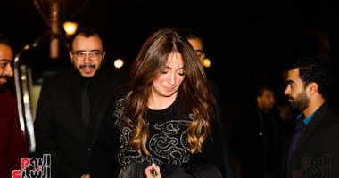 صور.. نرمين الفقى وأحمد فتحى أول الحضور فى عزاء والدة حسام داغر