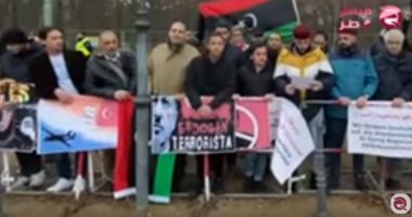 شاهد.. ليبيون يحاصرون سفارة تركيا ببرلين رفضا لعربدة أردوغان بوطنهم