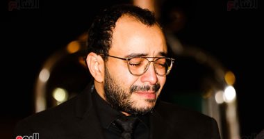 حسام داغر ينهار من البكاء فى عزاء والدته بمسجد الشرطة بالشيخ زايد.. صور