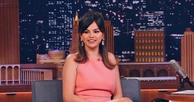 سيلينا جوميز تعيد مكياج الستينيات للأضواء بلوك جديد.. صور