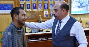 محافظ أسوان يوجه بتوفير محل لشاب لظروفه الصحية والإجتماعية