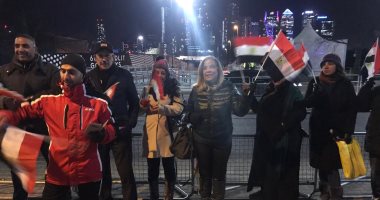 فيديو.. الجالية المصرية بلندن يرددون أغنية "قالوا إيه علينا دولا" أمام إقامة الرئيس