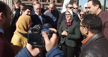 وزيرة الصحة تتفقد تجهيزات التأمين الصحى بوحدة الشيخ موسى في الكرنك..فيديو
